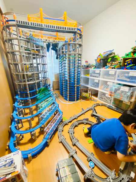 5歳児が一日かけて作った超巨大プラレールタワー 圧巻の出来栄えに拍手 