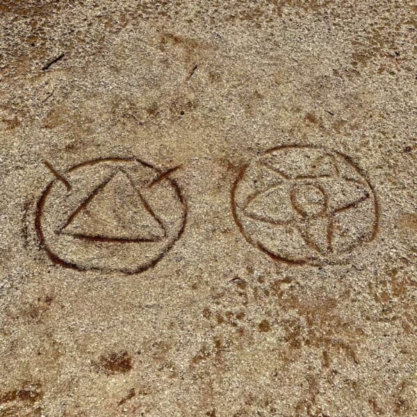 公園遊びで地面に描いた「グルグル」の魔法陣 当時を懐かしむ声が続出