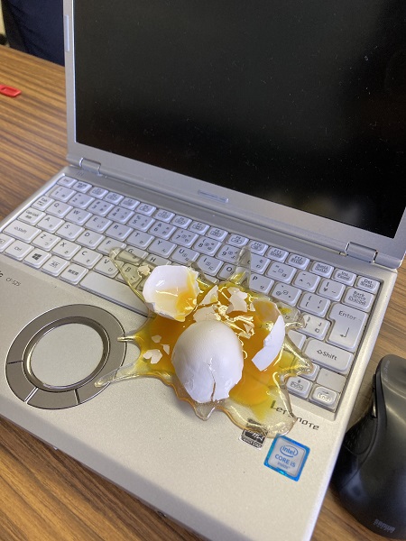 殻にひび割れのある卵 3個セット、軽い割れの2個が写真程確認取れない載らないです 割れた生卵に反響 食品サンプル会社の“遊び心”作品が衝撃的｜Infoseek