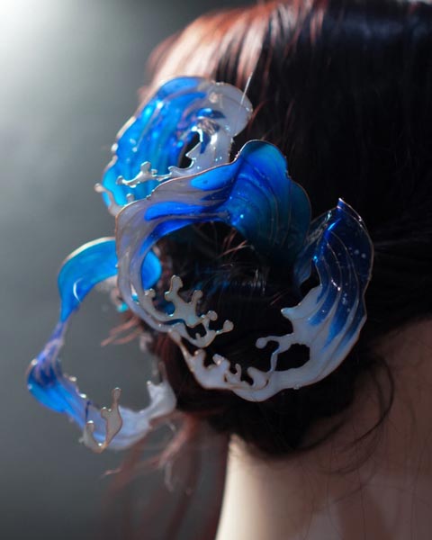 まるで浮世絵のような躍動感 ディップアートで作る「波のかんざし