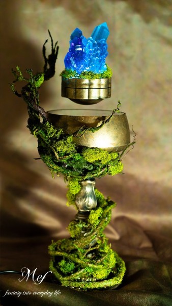 ファンタジー世界を彷彿とするランタン 宙に浮く鉱石はまさに魔法