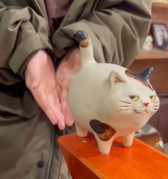 これなら歓迎？猫のスプレー行為を完全再現したアルコール除菌スプレー 