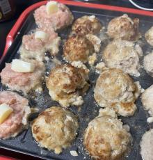 ナイスアイデア！たこ焼き器で作るハンバーグが最高に美味い