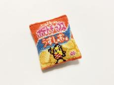 お茶の間でおなじみのポテトチップスをクロスステッチの立体刺繡で再現