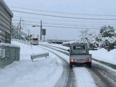 雪での坂道発進はスリップに注意！　坂下で待つ軽トラが「分かってる」