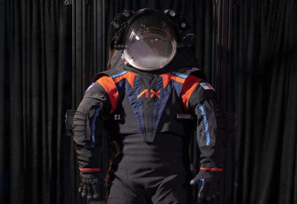 NASAの新しい月面用宇宙服お披露目 民間企業が開発｜Infoseekニュース