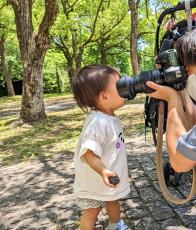 カメラのレンズとゼロ距離！中望遠で撮りたい親VS寄りたい子ども