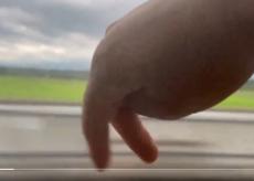新幹線の車窓で走らせる「指忍者」　高速指さばきに「さすが」の声