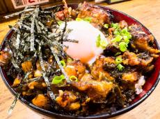 宇奈ととの期間限定「月見ギガ増し丼＋」を実食　鰻と温玉で永遠に続くコク