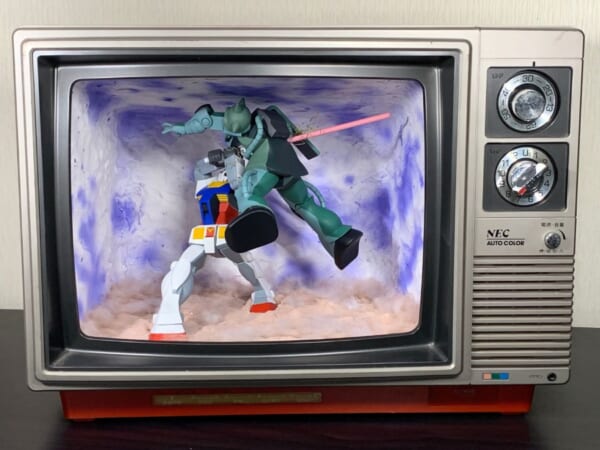ガンダムの名シーンをブラウン管テレビの中に再現 アニメそのまま