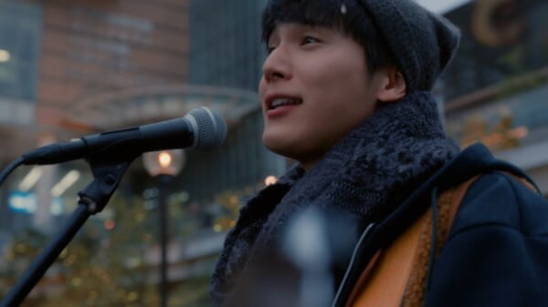 中川大志、年賀状CMでギター弾き語り！趣里が声を演じる3色の鳥