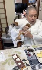 猫ちゃんをむんずとつかんで懐へ……お寺の住職の朝が幸せそうすぎる！