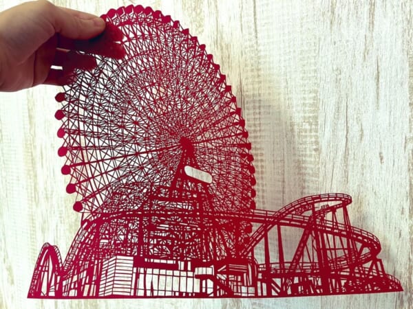 高級額入り紙切り絵　超大型タベストリ え、これ全部1枚の紙で……？切り絵作家が生み出した「切り絵の遊園地