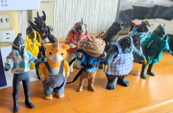 なんか思ってたのと違う……けど似合いすぎ！父の集めた怪獣ソフビが大