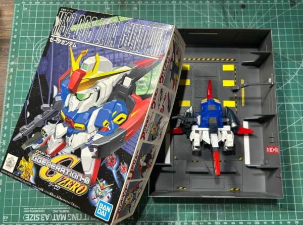 幼少時の空想を実現 「ガンプラの箱を格納庫に見立てる」ジオラマ作品 