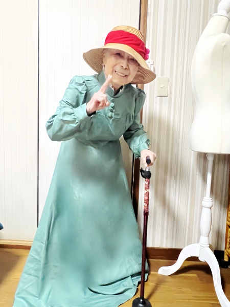 世代を超えて楽しむコスプレ 93歳ひいおばあちゃんの「ソフィー」に