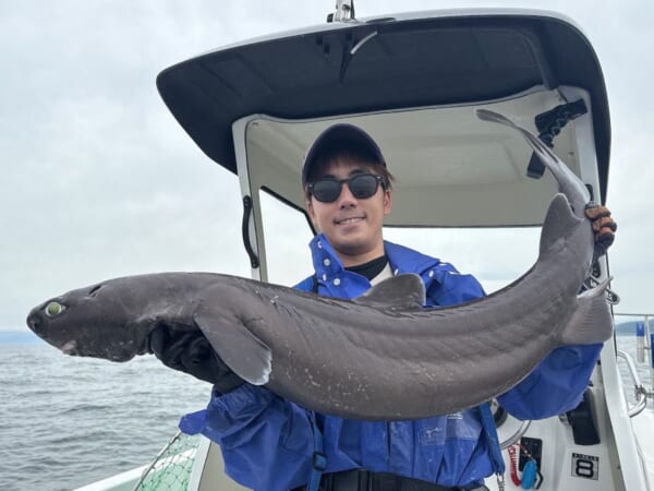 深海のゴジラ」ことヨロイザメを釣り上げ世界記録に 深海魚ハンター