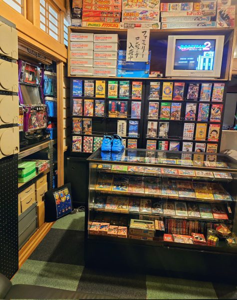 実家の一室をレトロゲームショップ風に改造 本物の什器も揃えた昭和