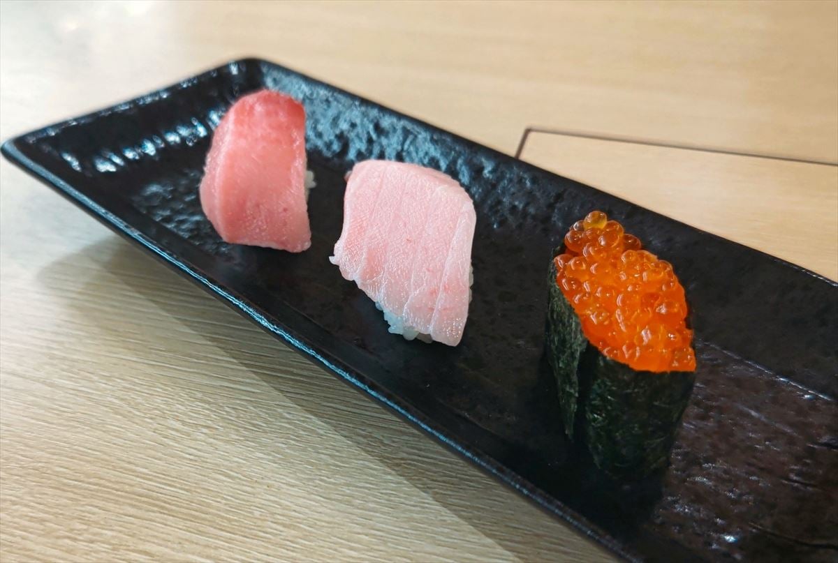 「くら寿司」ふり塩熟成中とろ、国産天然すずき115円で販売　「とろといくら」フェア開始　Adoコラボも