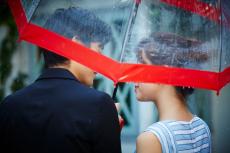 【恋愛】男女2800人超が答えた「雨の日デート」で“冷める”NG行動！　2位は「傘の横持ち」…圧倒的1位は？