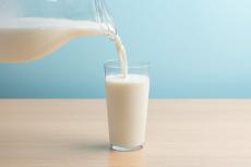 「牛乳」飲むとおなかがゴロゴロする…どうすればいいの？　農水省が“対処法”を伝授