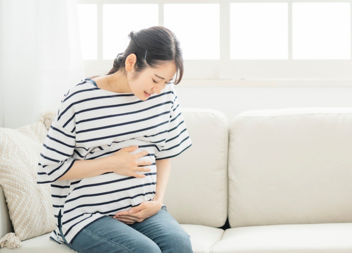 激痛を伴うケースも…妊娠中に「胃痛」が起こるのはどうして？　産婦人科医が原因を解説