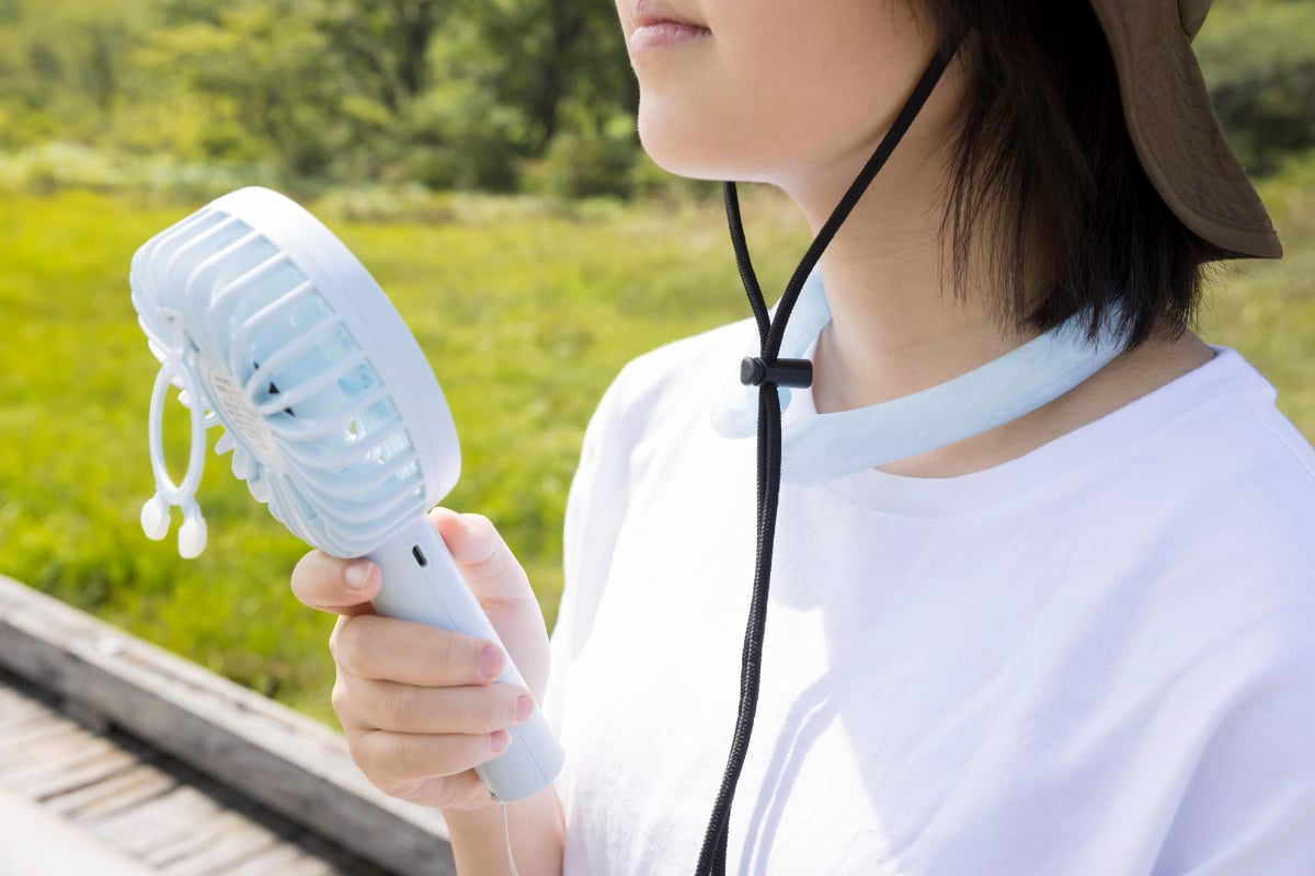 夏に需要増える“携帯用扇風機”　使用中に「髪の毛吸い込み」「発煙」の事例も　消費者庁が注意喚起