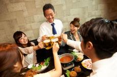 「飲み放題は嫌な制度」「座敷は足の臭いが」…幹事を悩ませる会社の飲み会の「店選び」！　SNSで“重視ポイント”探ってみた