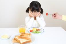 子どもが「嫌いな食べ物」を残す…どうすれば食べてくれる？　保育士が教えるコツ＆NG行為