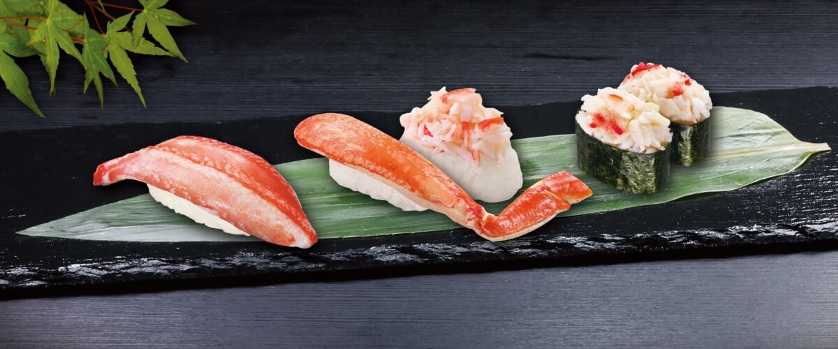 「くら寿司」ズワイガニとタラバガニ食べ比べ　韓国料理を寿司にした新メニューも　「極上かに」フェア開始