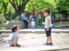 子ども同士のケンカ、実は「すぐ仲裁に入ってはいけない」！？　現役保育士が「まず様子を見る」納得の理由