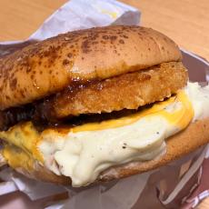 【実食】SNS「クリームチーズ！？」「間違いないやつ」と話題！　マクドナルドの“めっちゃハワイやん”な新作バーガーを食べてみた