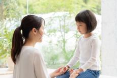 「褒め過ぎる親」と「全く褒めない親」…教育上“よくない”のはどっち？　子育てアドバイザーに見解を聞いた結果