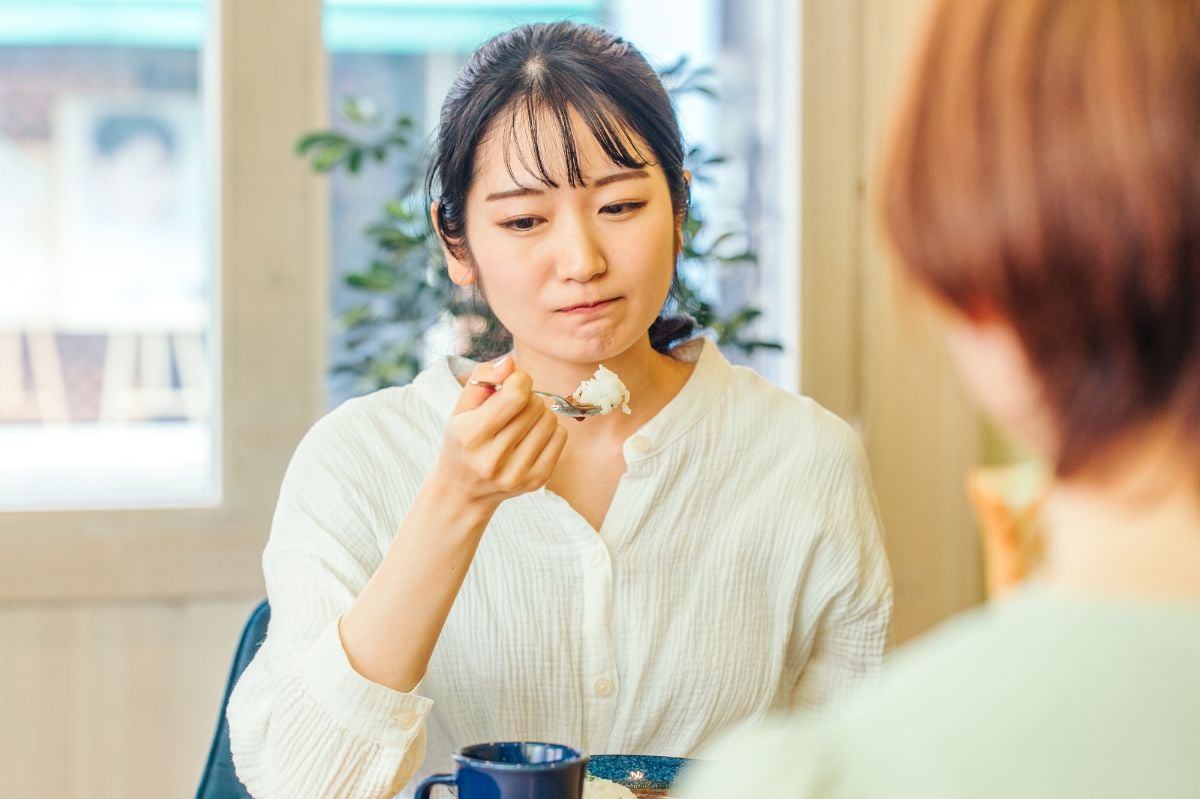 トップは「クチャラー」超え！　男女が答えた「外食中にされて一番嫌なこと」…「帰りたくなる」の声が集まったのは？