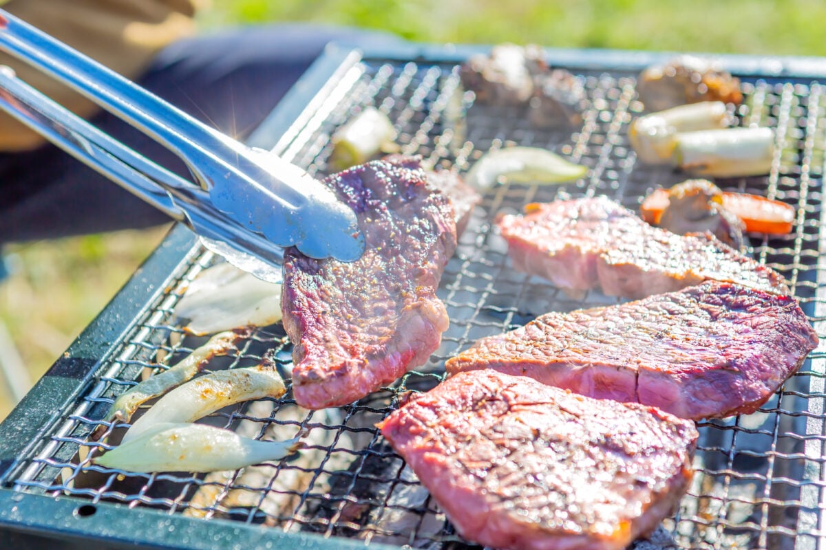 【秋の行楽シーズン】BBQでは「生肉専用の箸・トング」が不可欠　“食中毒”防ぐ7つのポイント