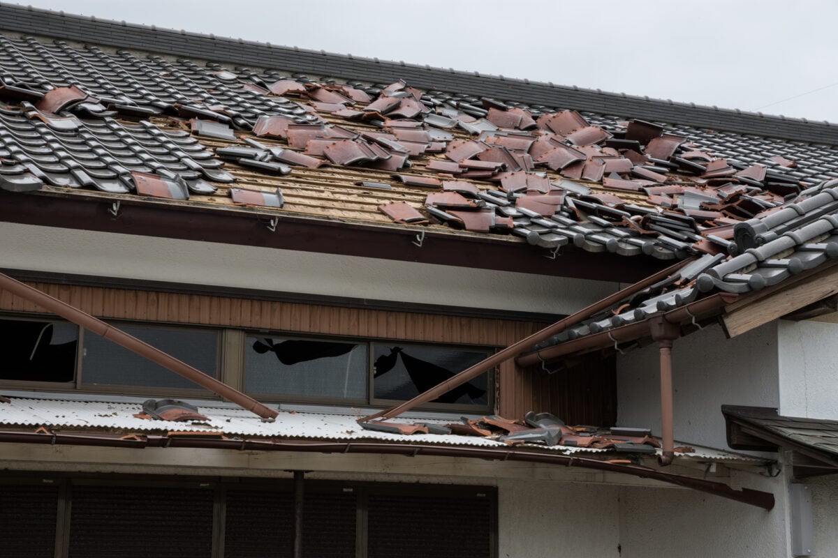 【台風】吹き飛んだ「屋根瓦」で近隣住宅が“損傷”　持ち主は弁償しなきゃダメ？　弁護士に聞く