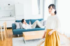 家事分担「妻7割・夫3割」が最多だった！？　妻は「指示待ち夫」に不満…共働き夫婦の“生々しい実態”