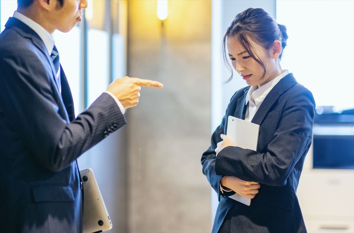 社会人の男女500人が回答「上司と合わないと感じた瞬間」ランキング！　2位「感情的になる」…1位は？