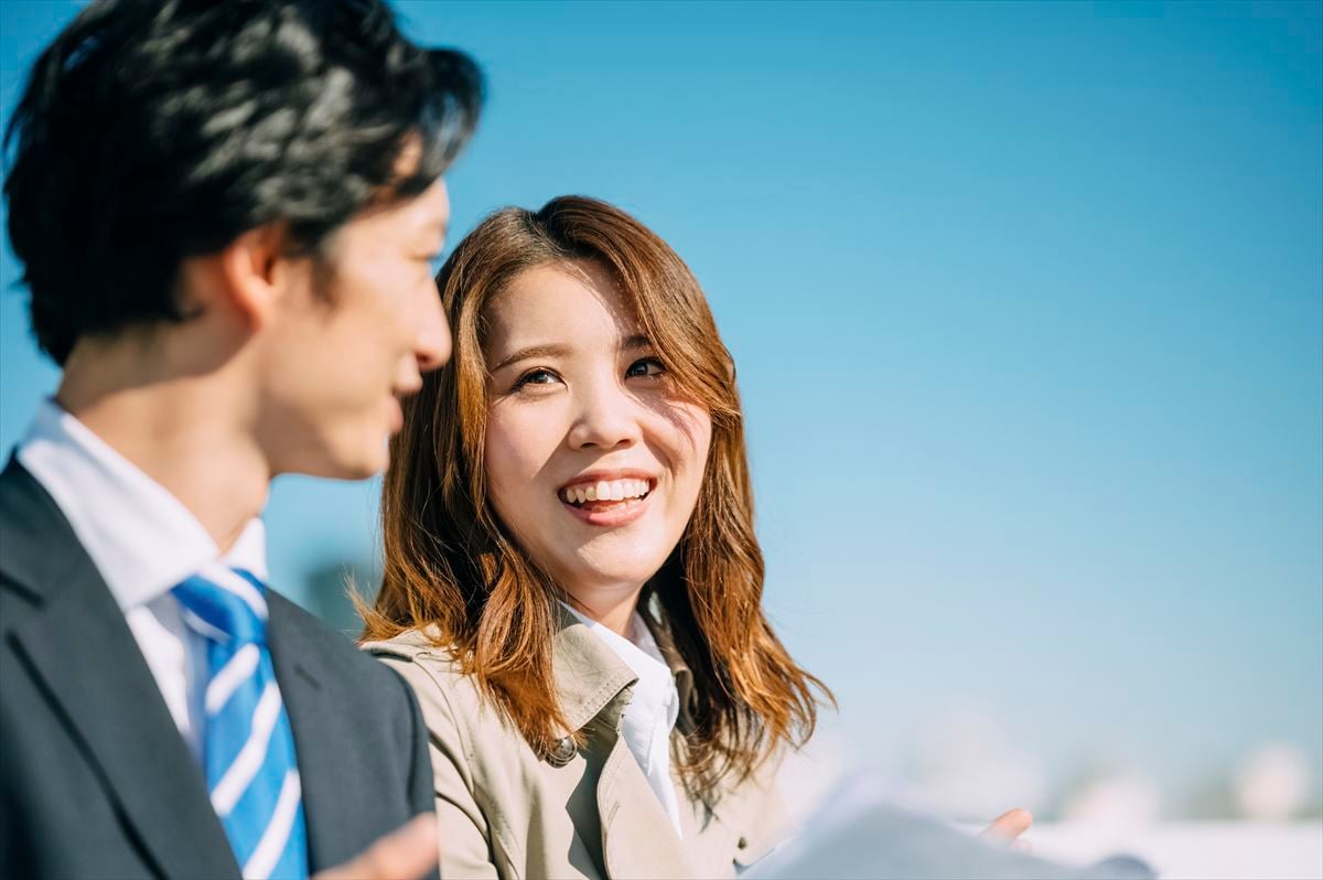 【女性編】半数近くが社内恋愛の経験「あり」！　社内恋愛の“相手”圧倒的多数は「頼りになる」「憧れ」の人