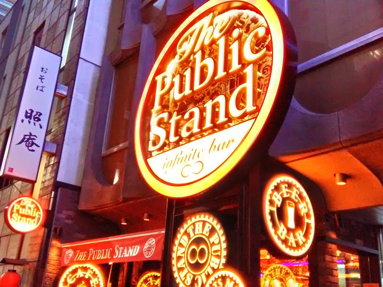 銀座「1000円飲み放題」の新バーが良質なオトナの出会いの場として話題に!