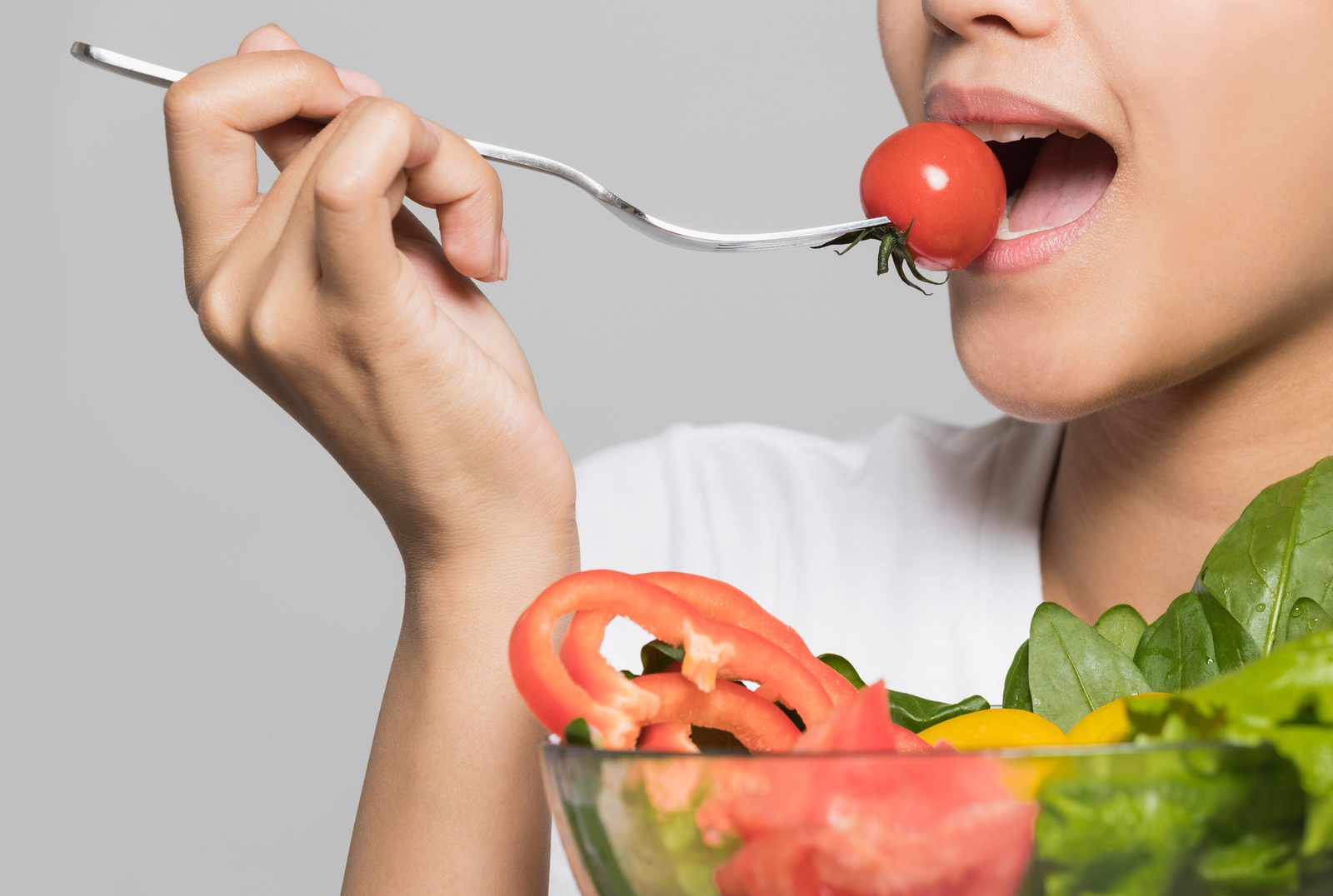 「食べ過ぎてもへっちゃら〜！」たくさん食べても小顔効果が出る習慣3つ