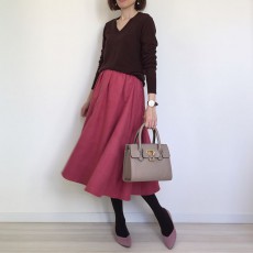 真冬のスカートスタイルは華やかなローズピンクが主役【40代の毎日コーデ】