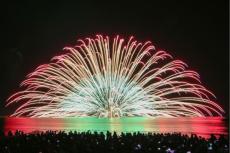 日本海に美しい半円を描く「水中花火」は必見　見どころいっぱいの三国花火大会