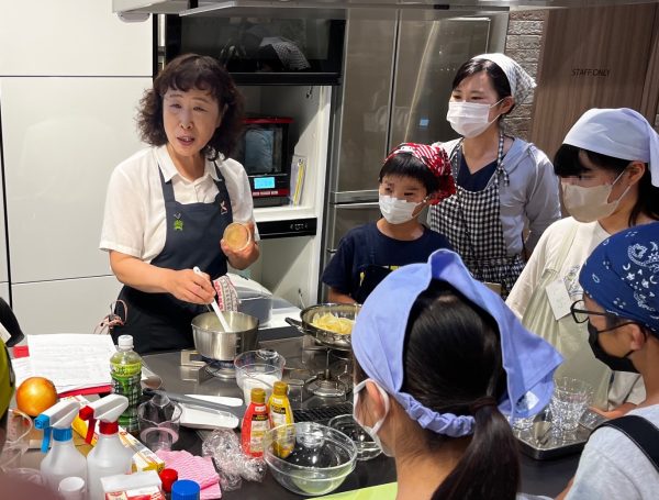 小学生が“スポーツ好きなカラダをつくる”ランチづくりに挑戦！　東京・新宿で夏休み親子料理教室