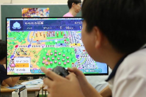 熱い！「桃鉄ワールド」体験会イベント　夏休み中の小学生、国旗を通じ世界を知る