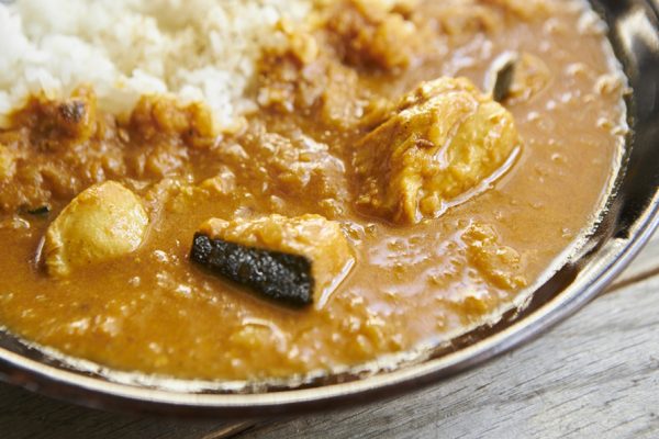 おいしいカレーを食べたらしっかり歯磨きを！　歯医者さんが5周年記念にオリジナルのレトルトカレーを提供