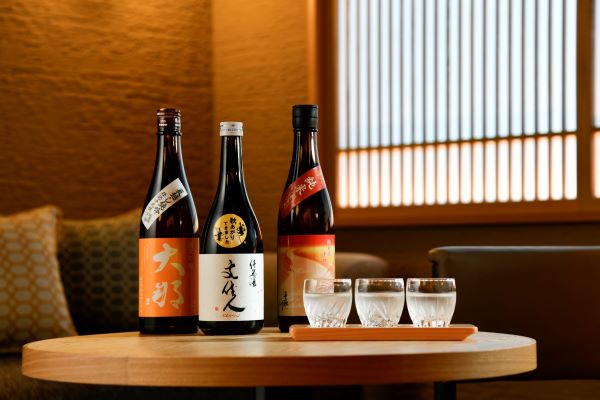 旅先の宿でさらに‟旅”を？旬の会席料理を楽しみながら各地の日本酒を飲み比べ