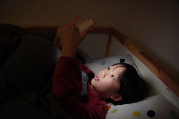 小中学生の21.1%が眠る直前までスマホ　「ニフティキッズ」が睡眠に関する調査