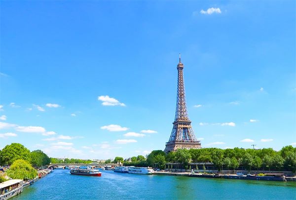 長い休みに行きたい旅先　海外旅行の第1位はフランス、国内のトップは？