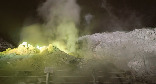 北海道弟子屈町の硫黄山の幻想的な夜景を楽しめる　「硫黄山MOKMOKベース」が12月25日までライトアップ　